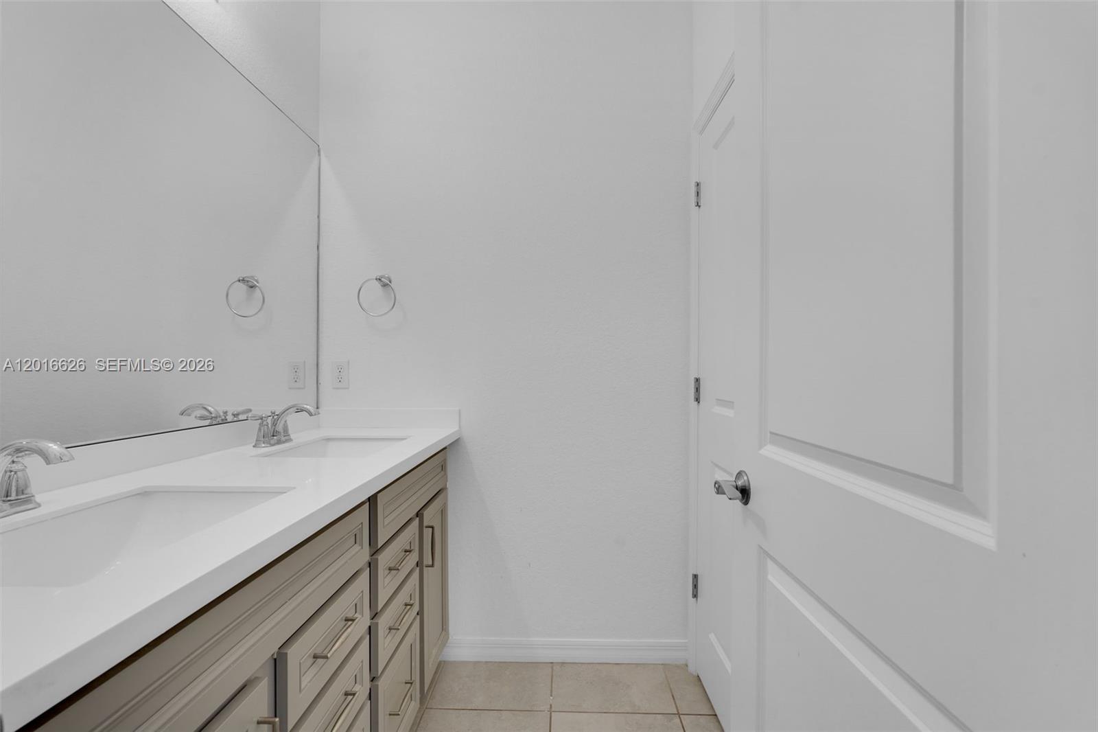 Ver detalles 4774 3 / 3 2174 sq. ft. $ 2026-05-11 0 foto