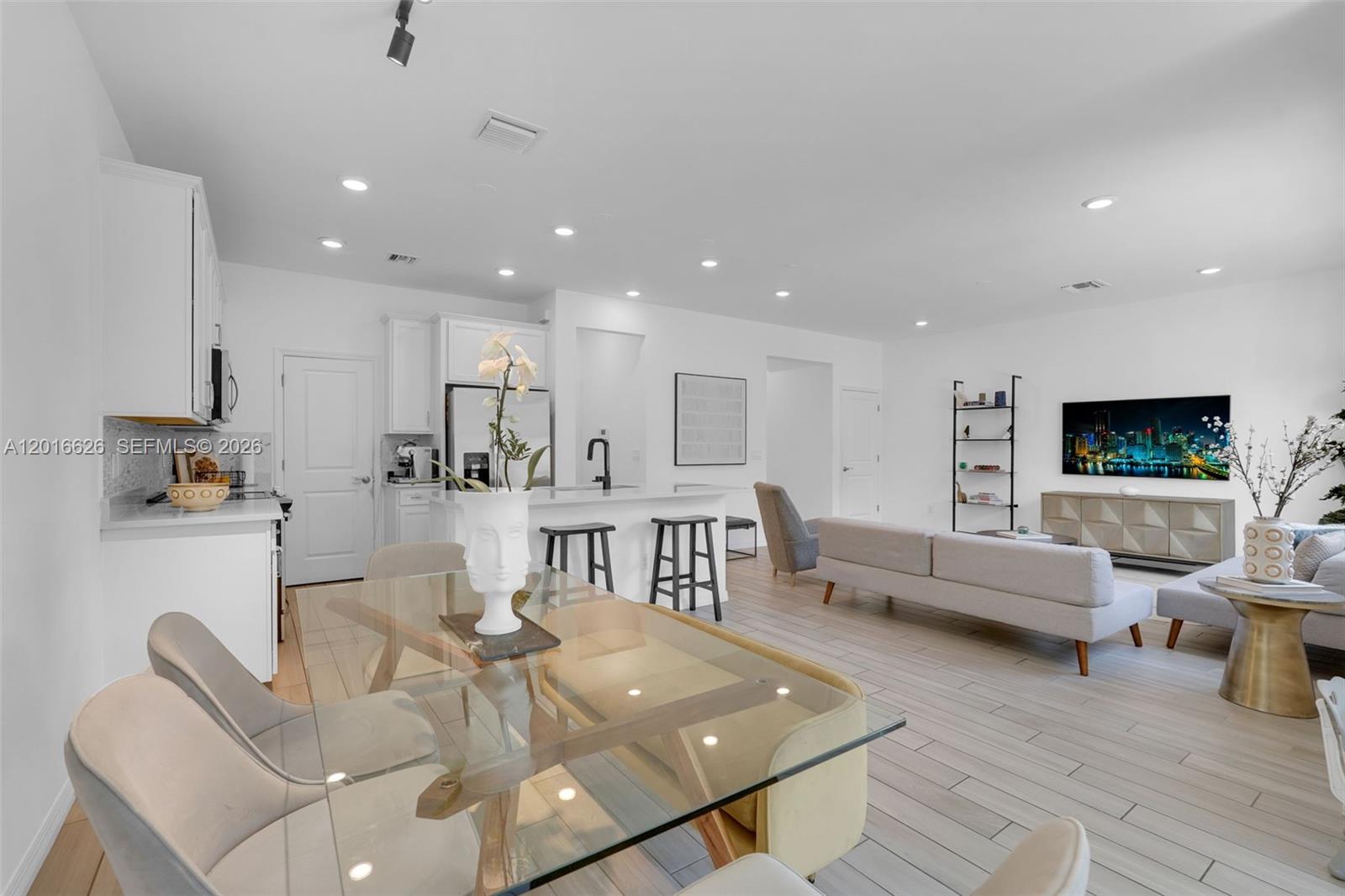 Ver detalles 4774 3 / 3 2174 sq. ft. $ 2026-05-11 0 foto