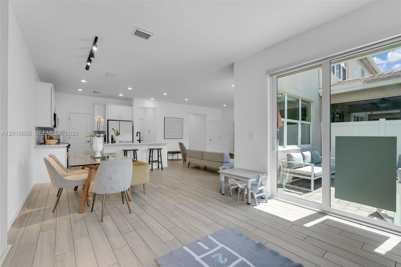 Ver detalles 4774 3 / 3 2174 sq. ft. $ 2026-05-11 0 foto