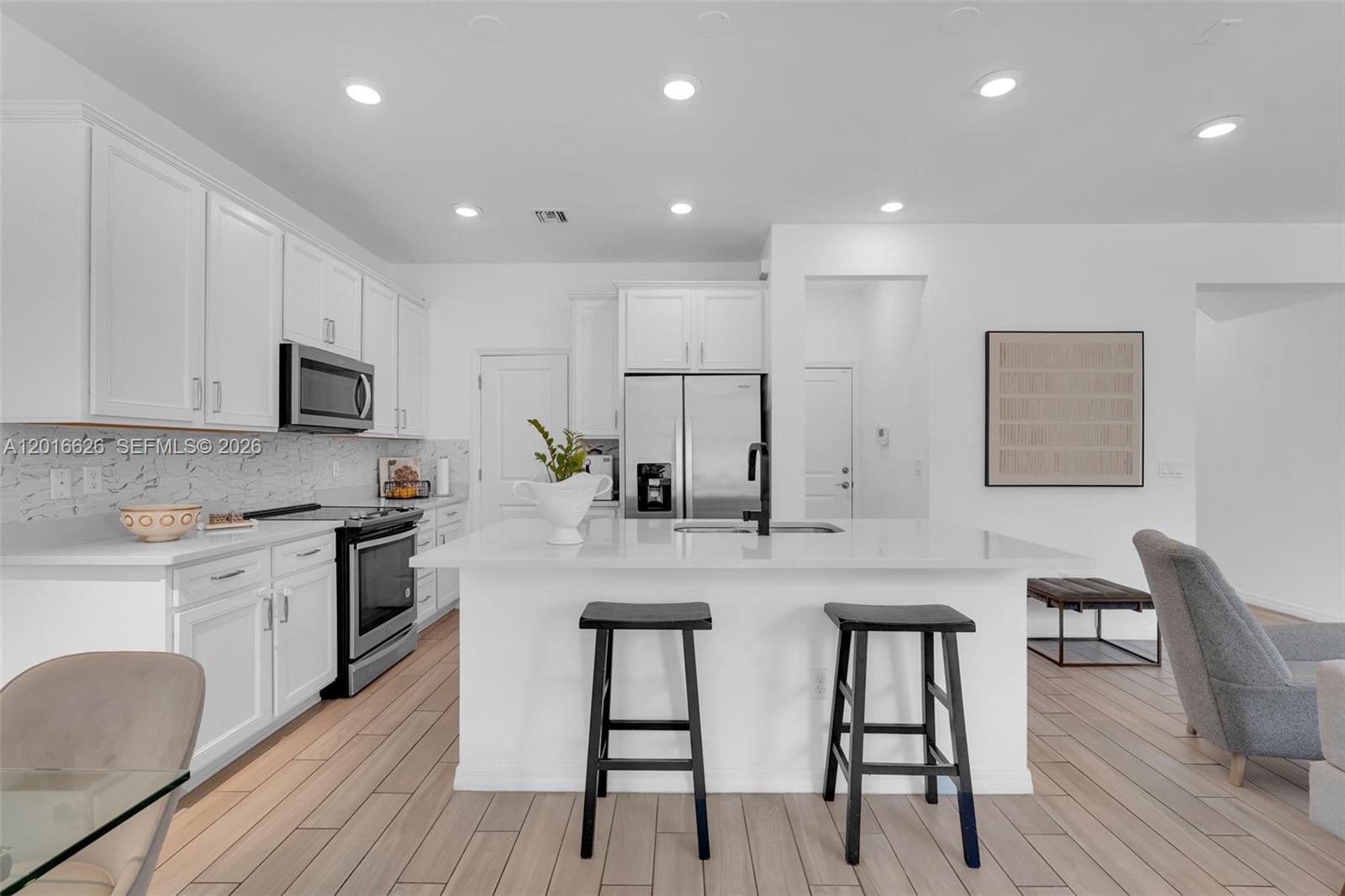 Ver detalles 4774 3 / 3 2174 sq. ft. $ 2026-05-11 0 foto