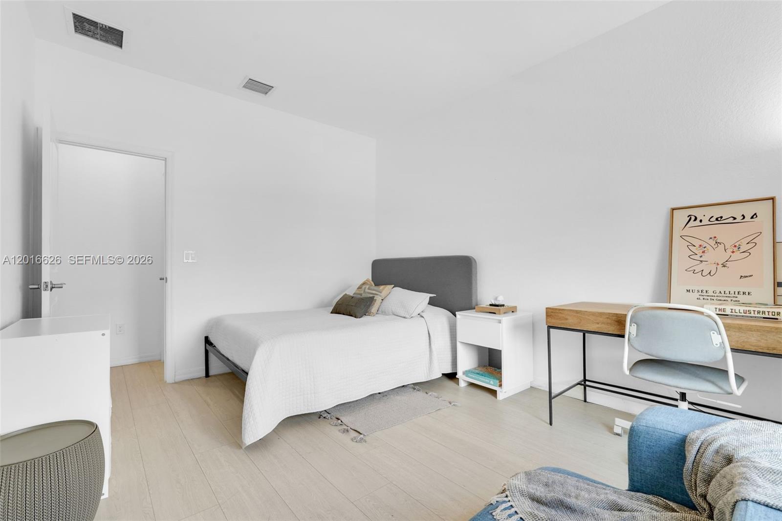 Ver detalles 4774 3 / 3 2174 sq. ft. $ 2026-05-11 0 foto