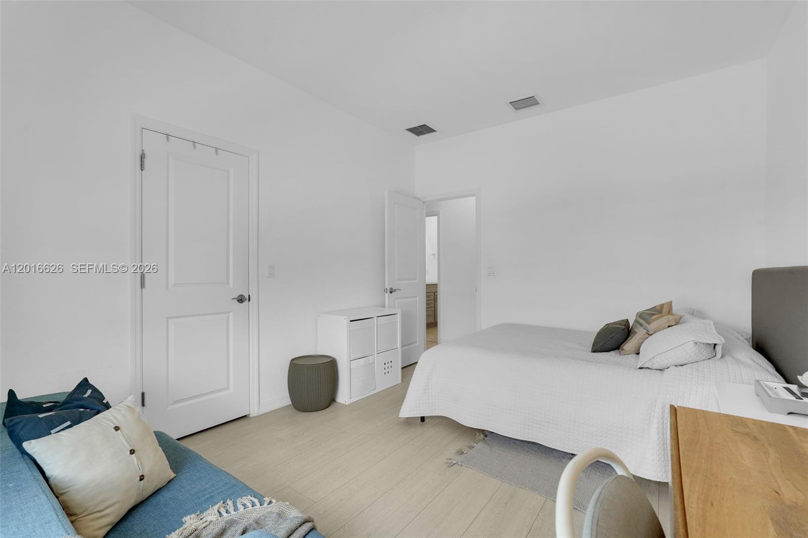 Ver detalles 4774 3 / 3 2174 sq. ft. $ 2026-05-11 0 foto