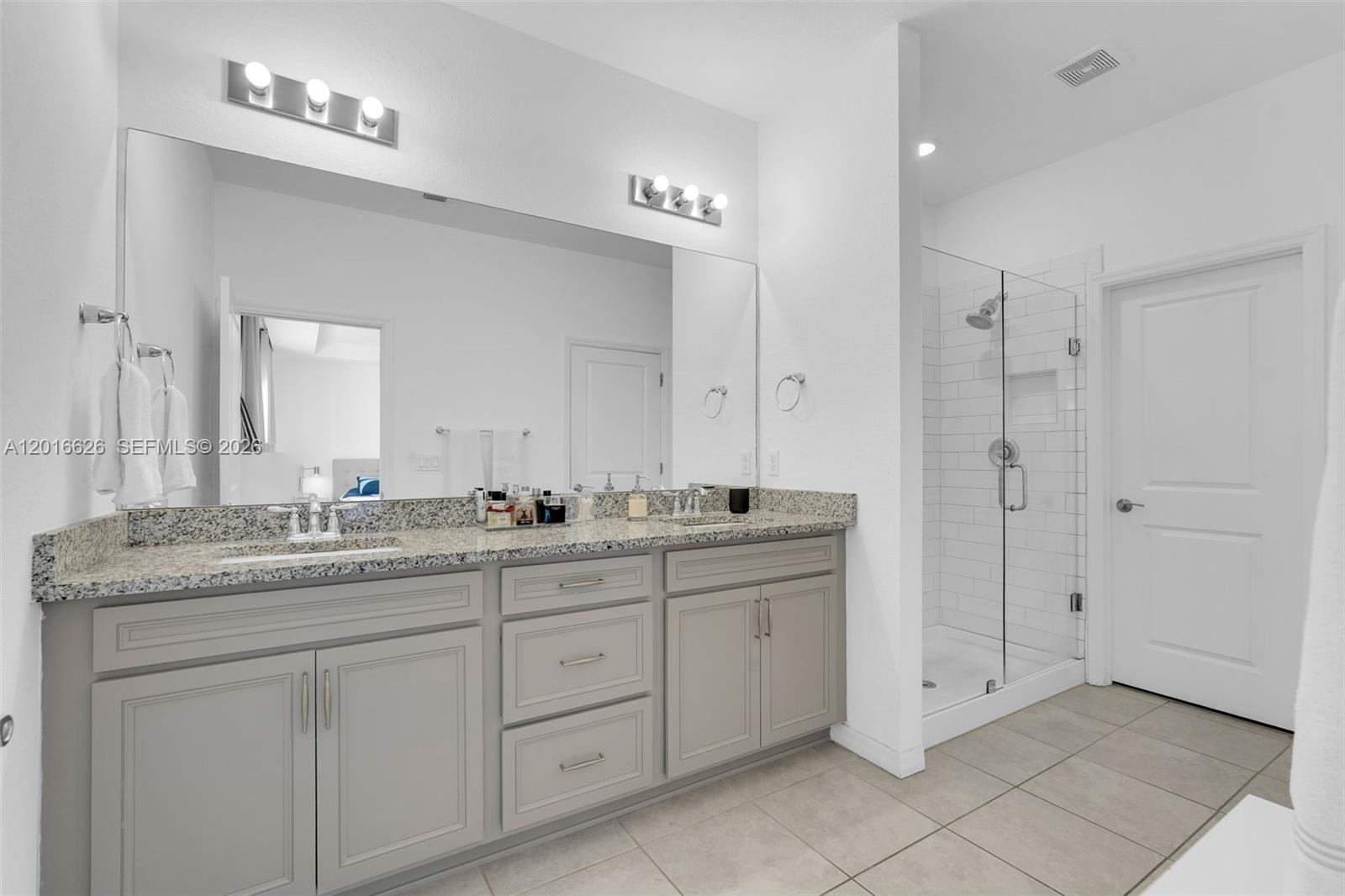 Ver detalles 4774 3 / 3 2174 sq. ft. $ 2026-05-11 0 foto