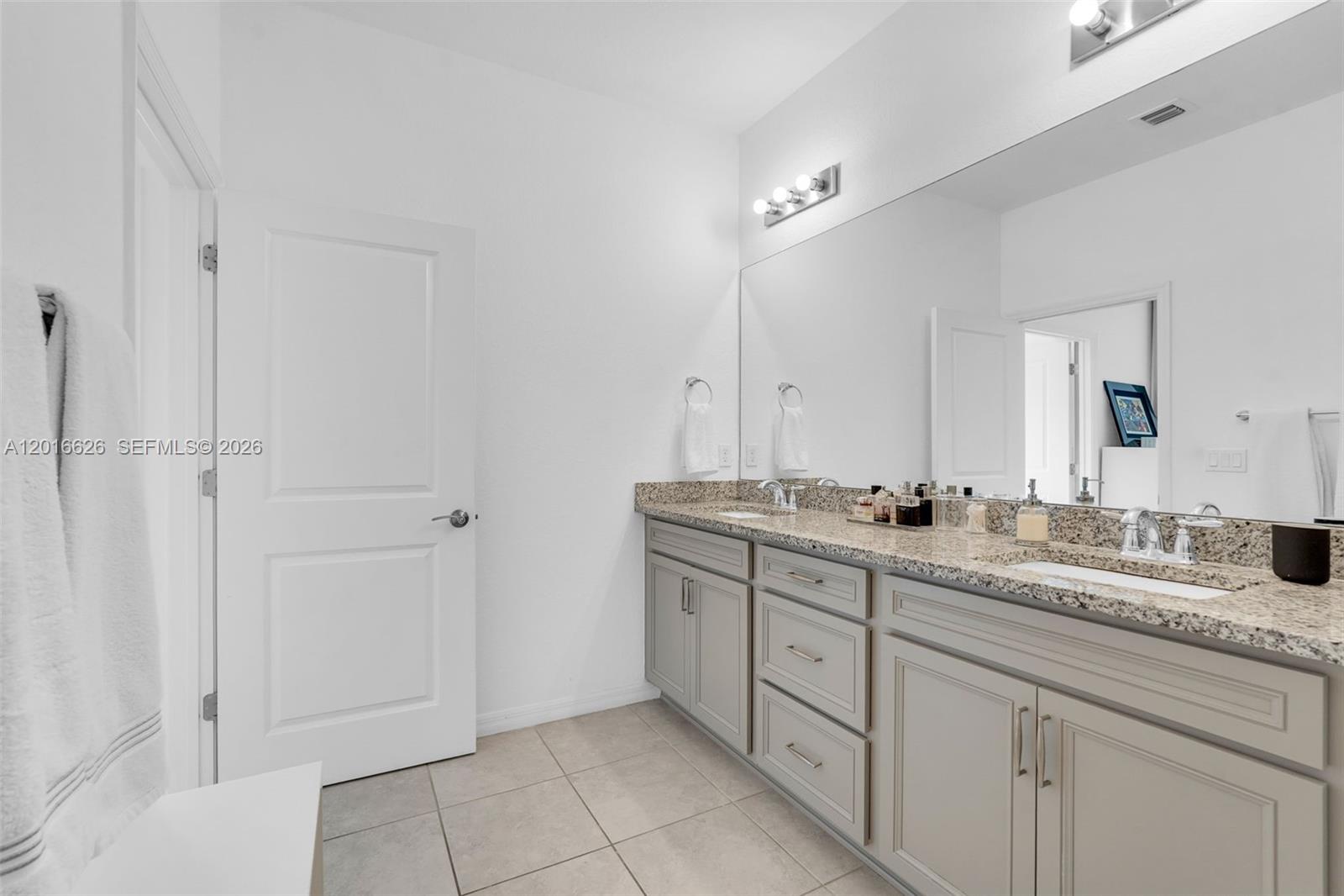 Ver detalles 4774 3 / 3 2174 sq. ft. $ 2026-05-11 0 foto