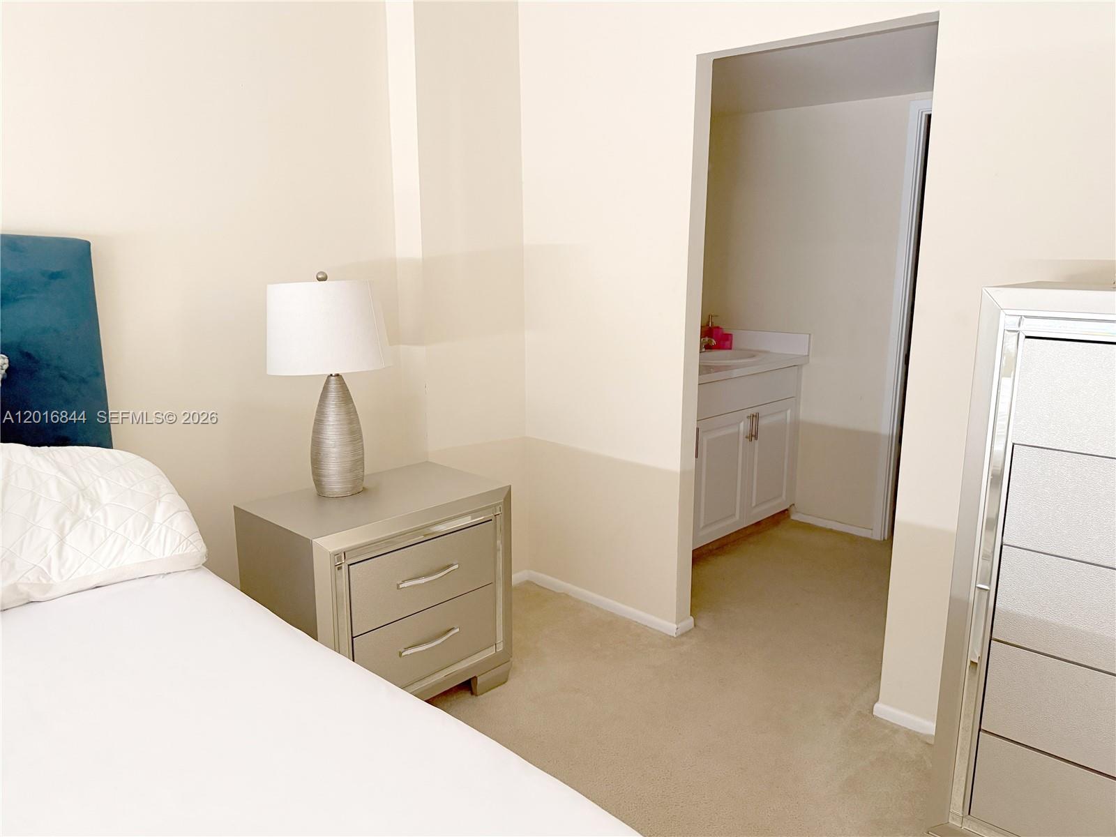 Подробнее 626W 2 / 2 1140 кв.футов $ 2026-05-11 0 Фото