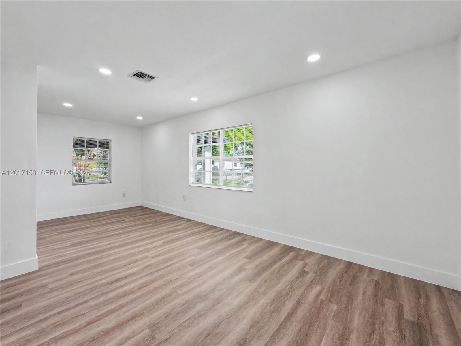 Ver detalles 580 3 / 1 960 sq. ft. $ 2026-05-14 0 foto