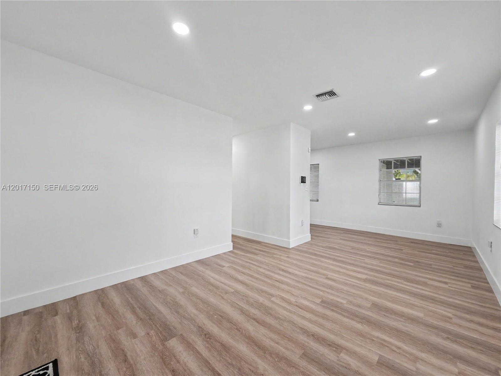Ver detalles 580 3 / 1 960 sq. ft. $ 2026-05-14 0 foto