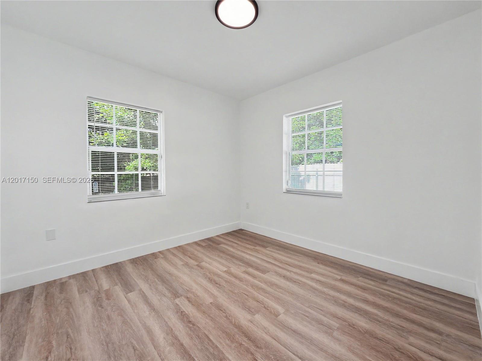 Ver detalles 580 3 / 1 960 sq. ft. $ 2026-05-14 0 foto