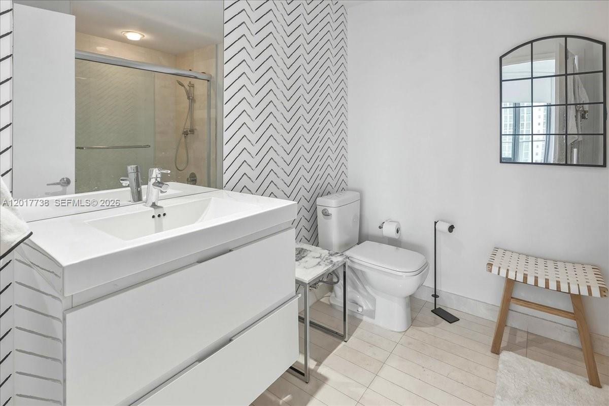 Photo of 17301 Biscayne Blvd #605, North Miami Beach, Florida, 33160 - en suite bathroom for 2nd bedroom
