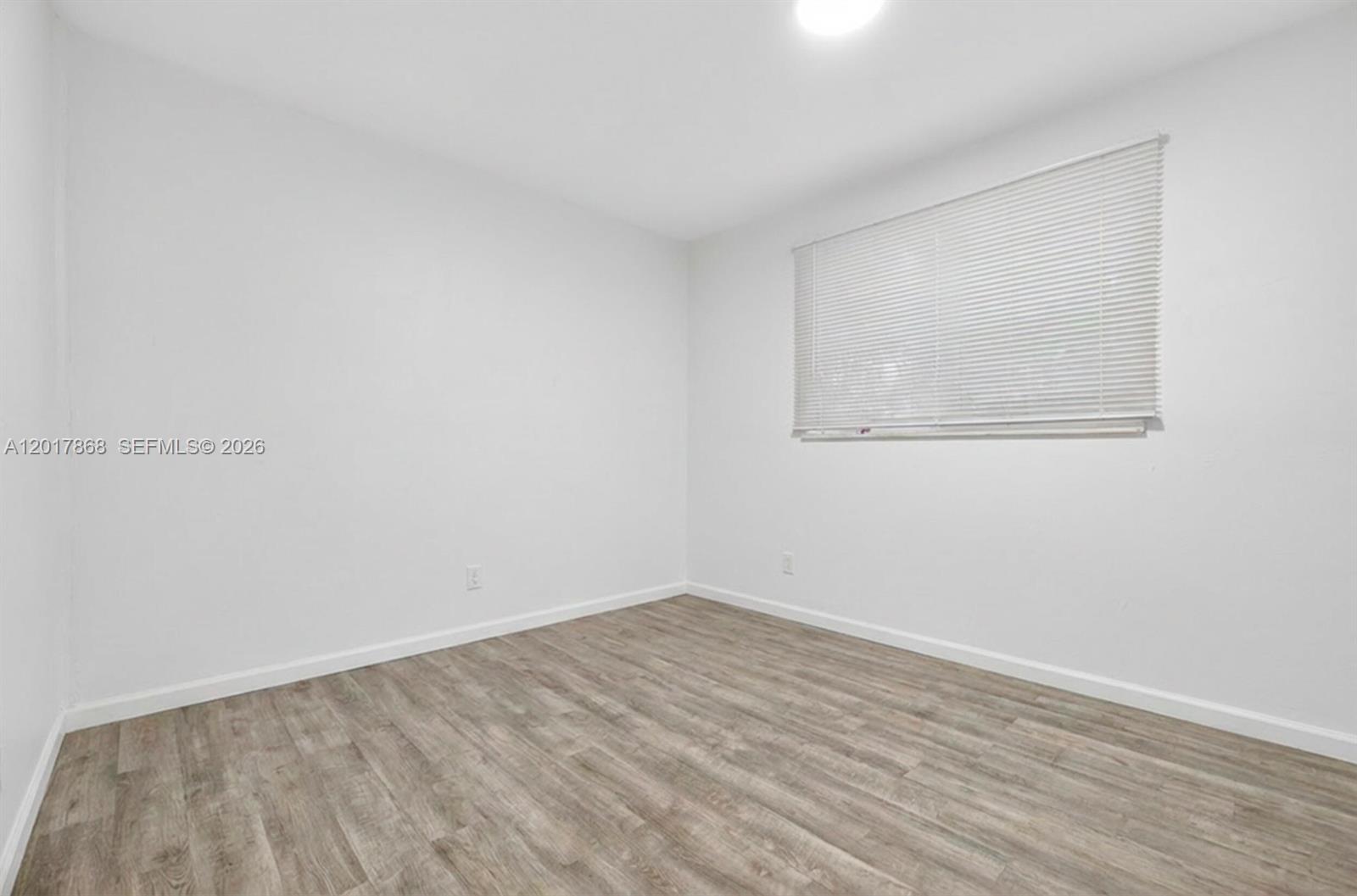 726 3 / 2 864 sq. ft. $ 2026-05-12 0 foto