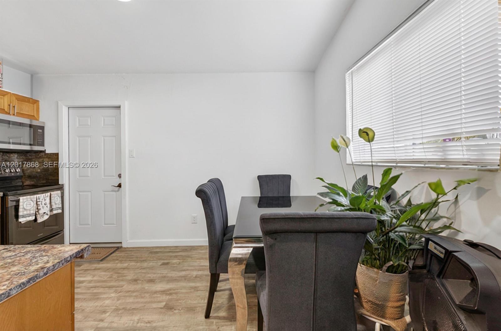 726 3 / 2 864 sq. ft. $ 2026-05-12 0 foto