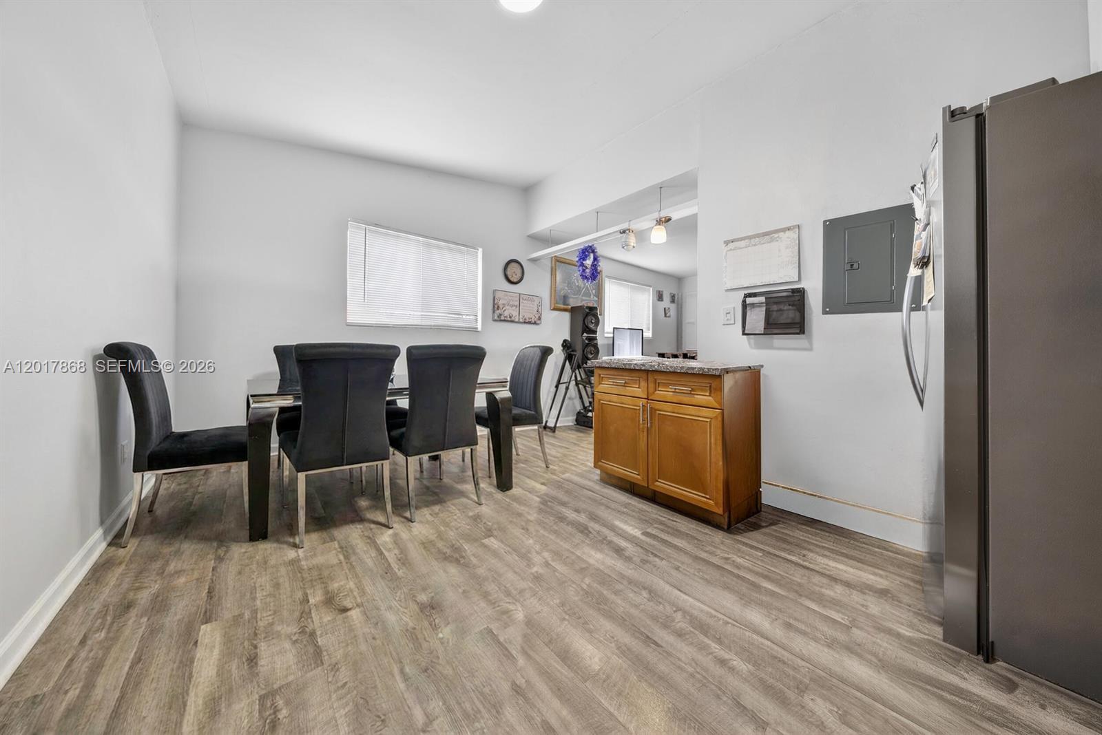 726 3 / 2 864 sq. ft. $ 2026-05-12 0 foto