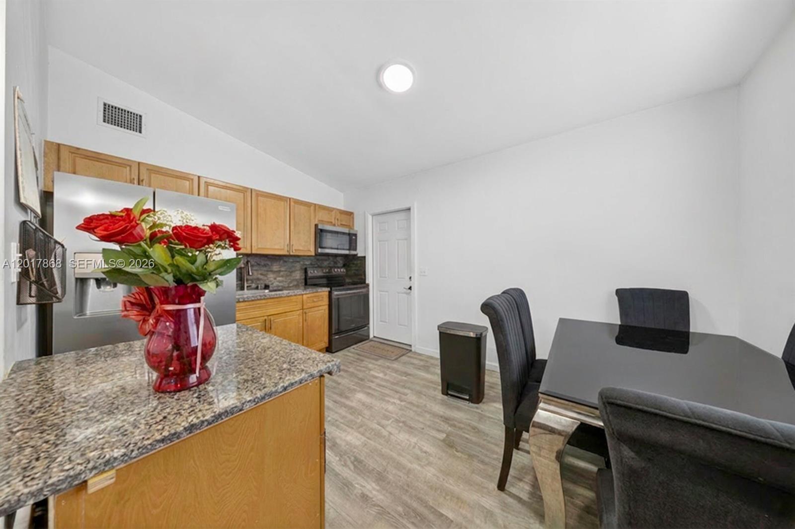 726 3 / 2 864 sq. ft. $ 2026-05-12 0 foto