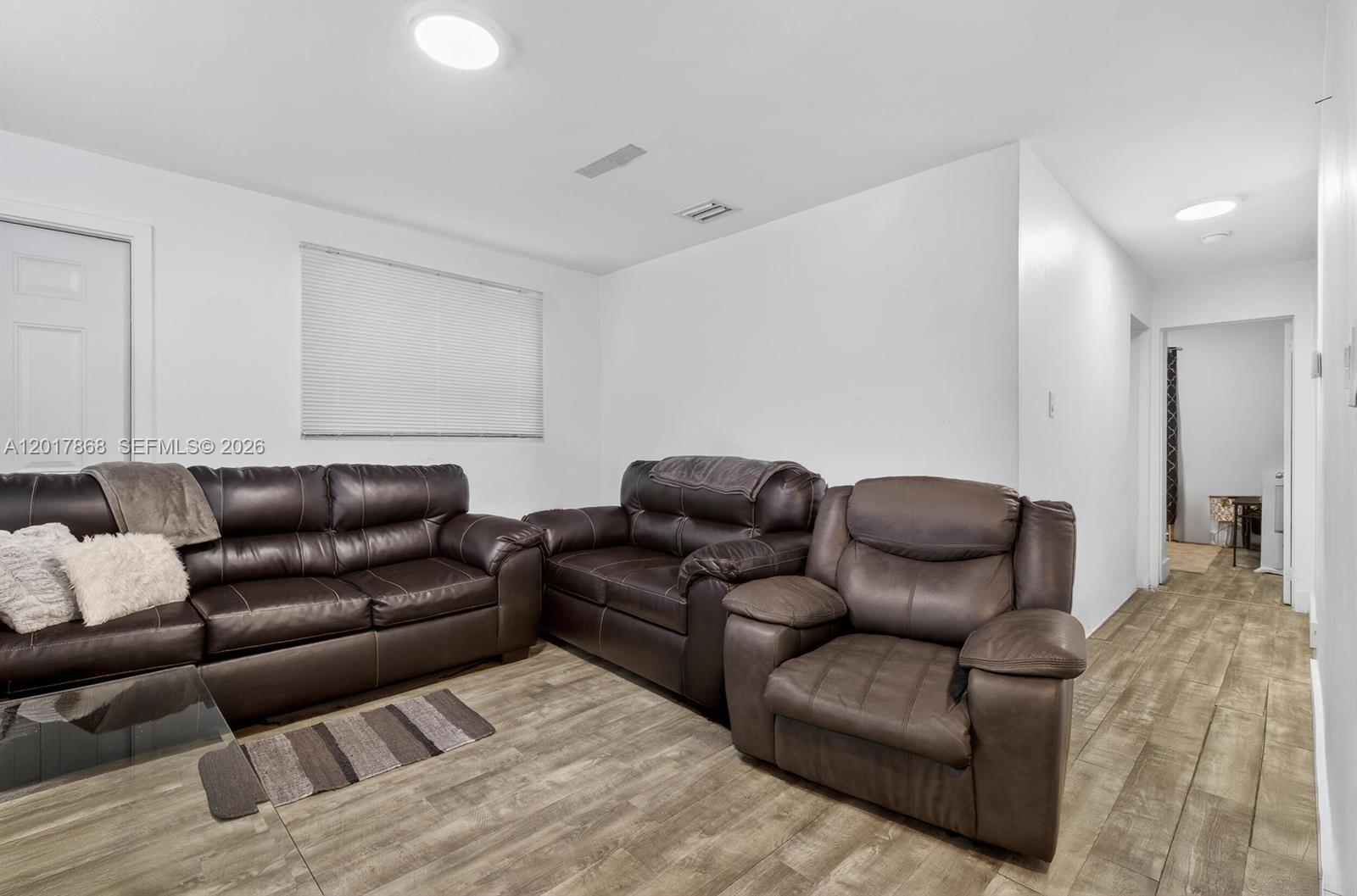726 3 / 2 864 sq. ft. $ 2026-05-12 0 foto