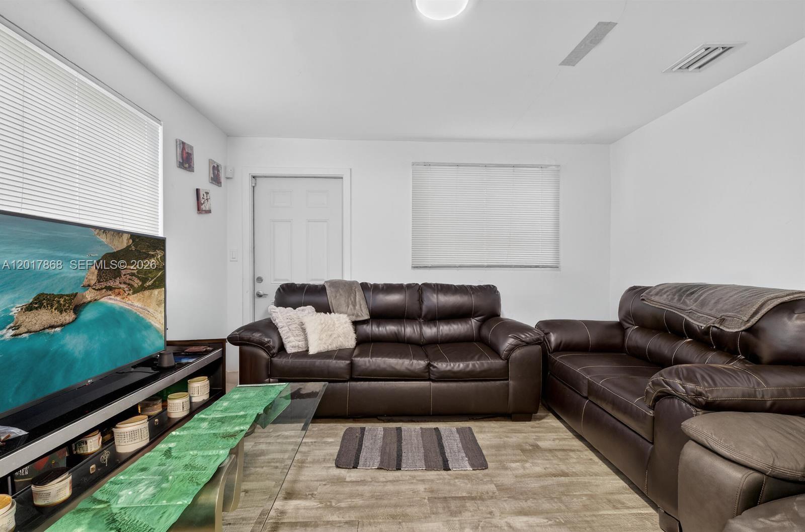 726 3 / 2 864 sq. ft. $ 2026-05-12 0 foto