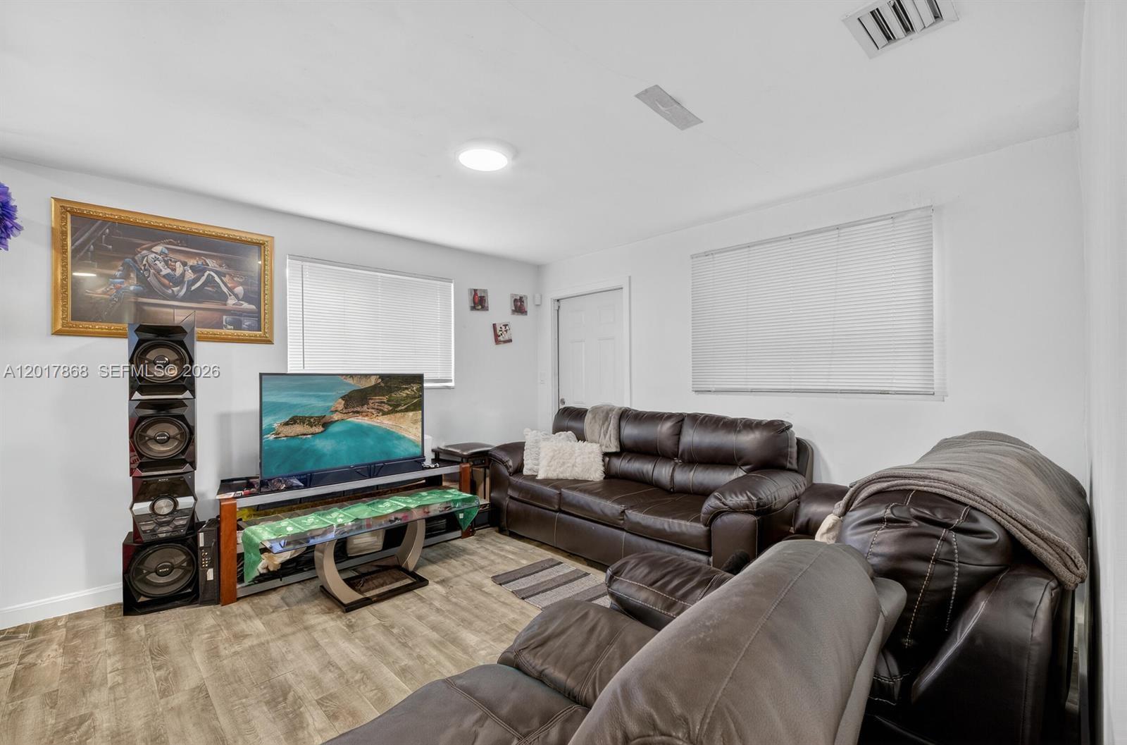 726 3 / 2 864 sq. ft. $ 2026-05-12 0 foto