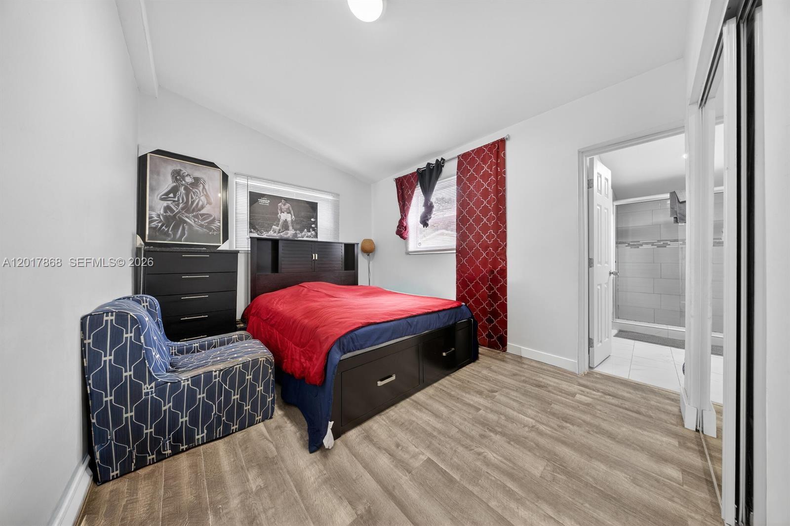 726 3 / 2 864 sq. ft. $ 2026-05-12 0 foto