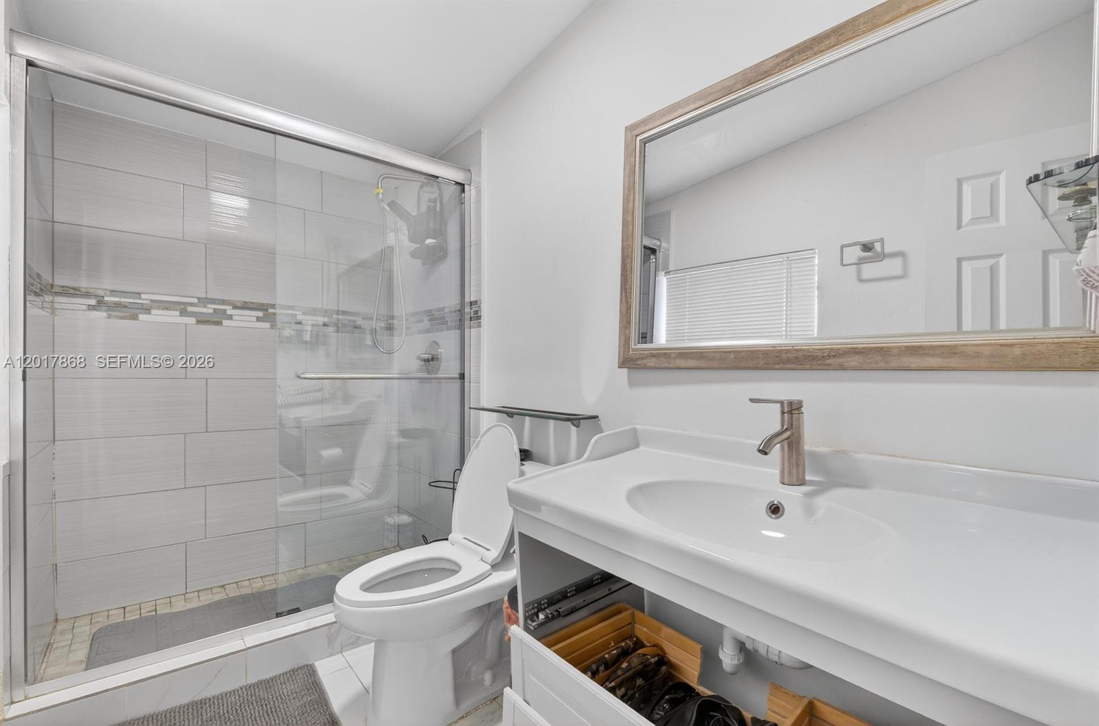 726 3 / 2 864 sq. ft. $ 2026-05-12 0 foto