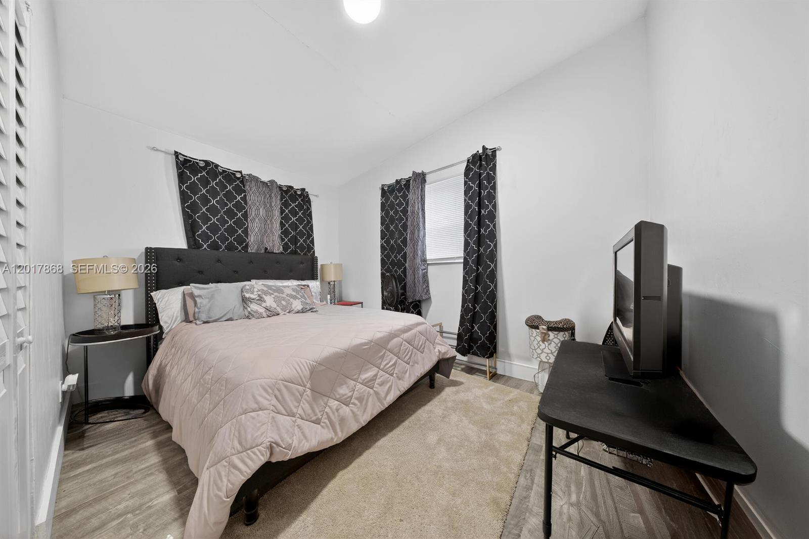 726 3 / 2 864 sq. ft. $ 2026-05-12 0 foto