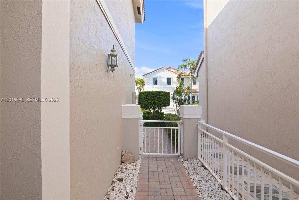 Photo of 1135 Oysterwood St (1135), Hollywood, Florida, 33019 -