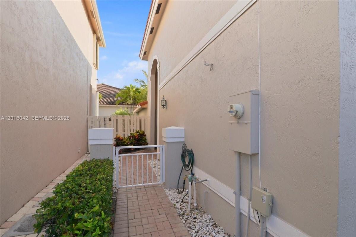 Photo of 1135 Oysterwood St (1135), Hollywood, Florida, 33019 -