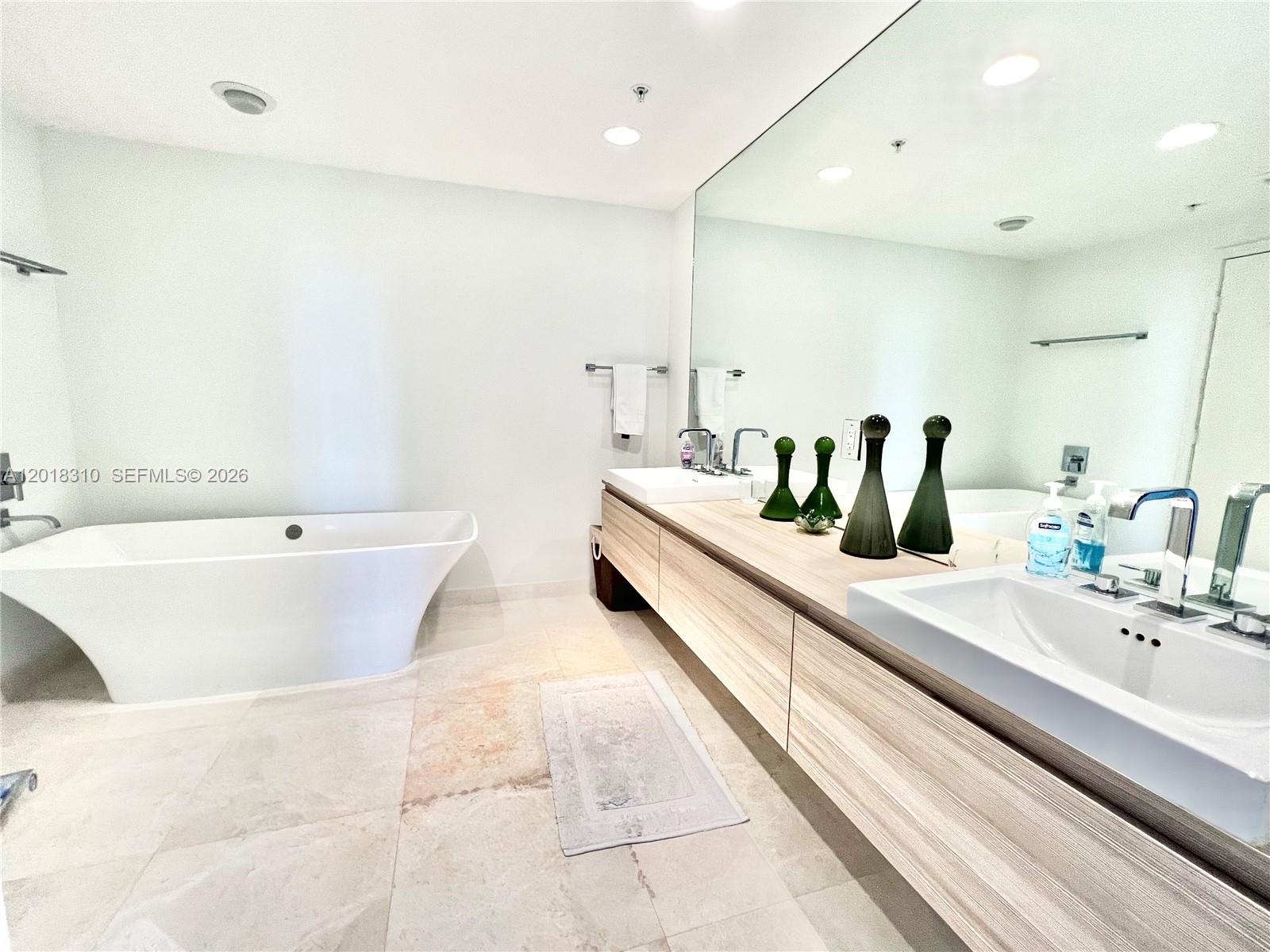 Photo of 17111 Biscayne Blvd #1102, North Miami Beach, Florida, 33160 -