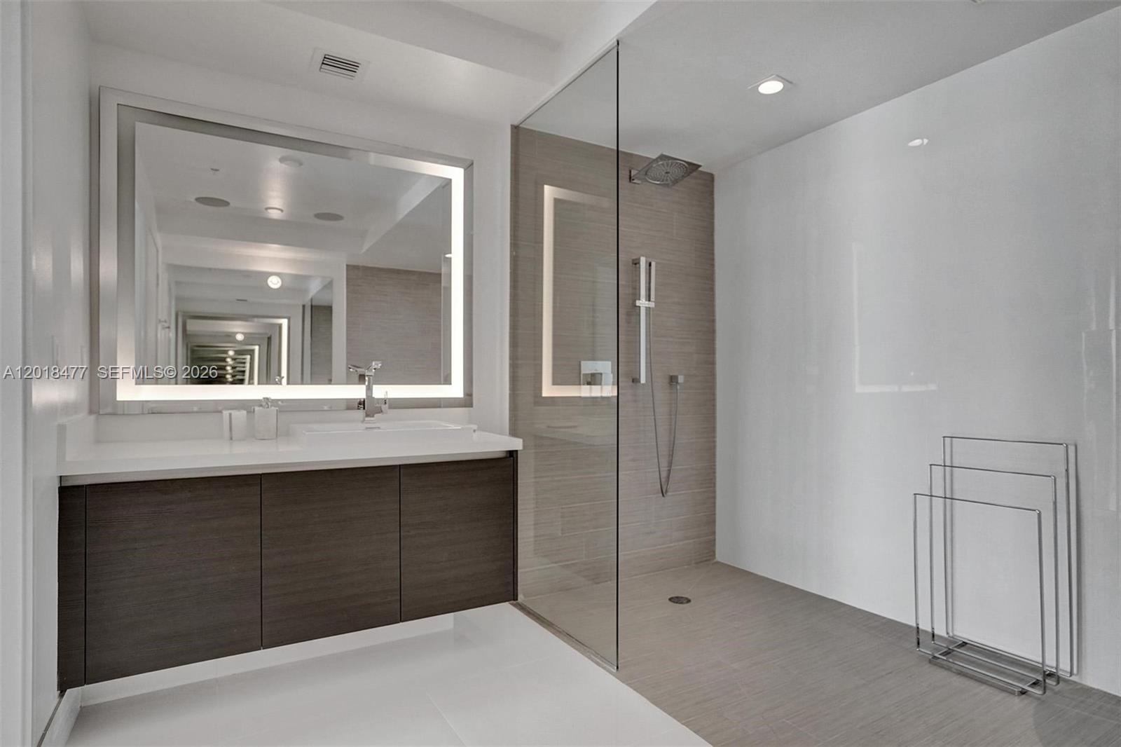 See details 5-2207 3 / 4 1892 sq. ft. $ 2026-05-13 0 Photo