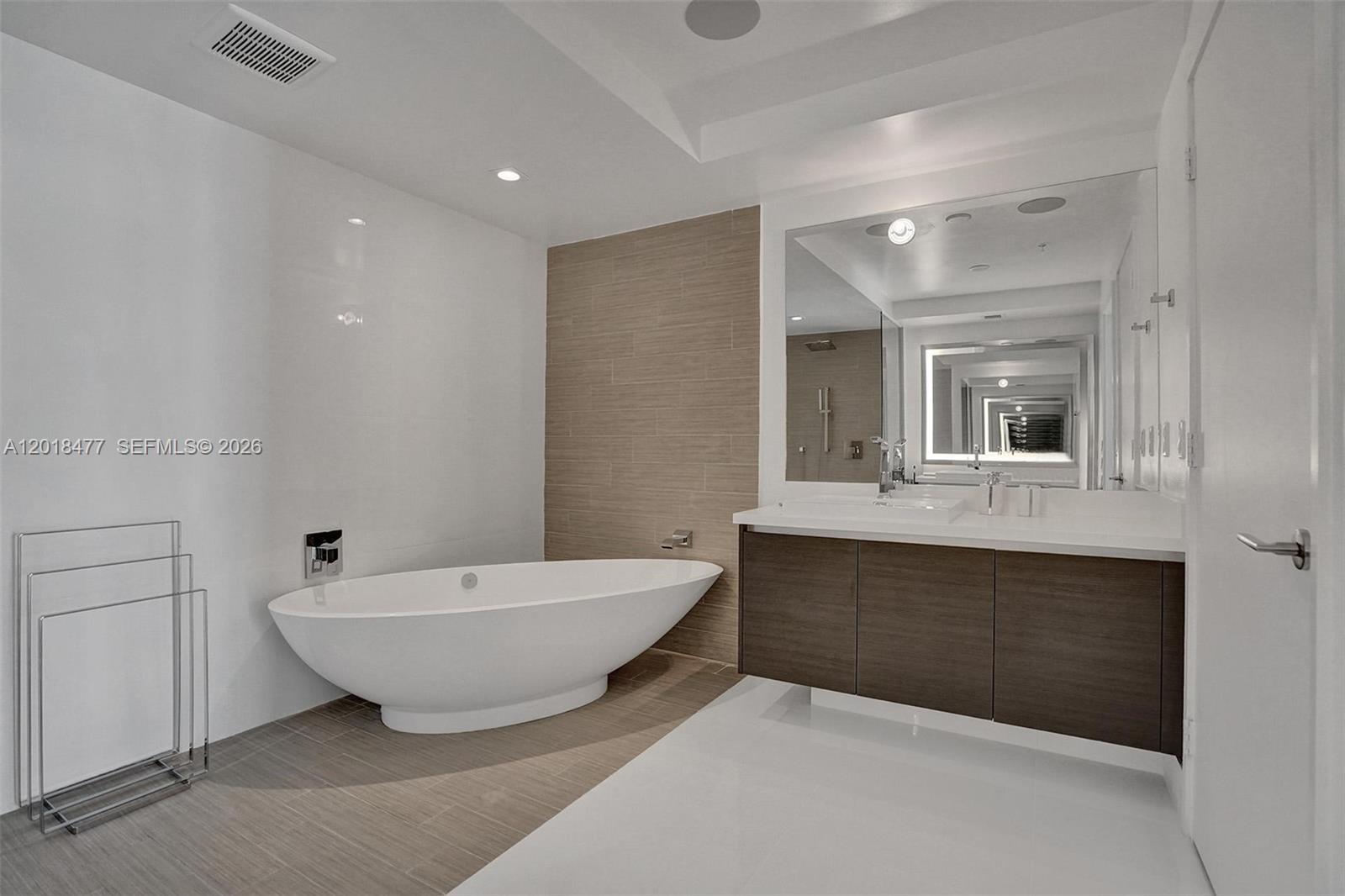 See details 5-2207 3 / 4 1892 sq. ft. $ 2026-05-13 0 Photo