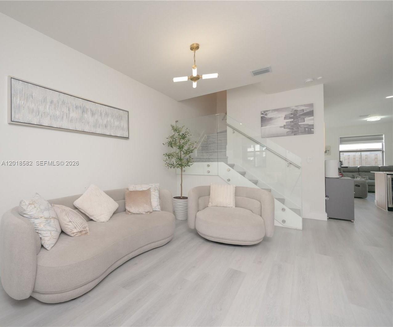 Ver detalles 28510 4 / 3 1827 sq. ft. $ 2026-05-13 0 foto