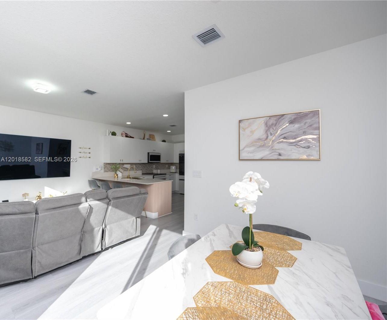 Ver detalles 28510 4 / 3 1827 sq. ft. $ 2026-05-13 0 foto