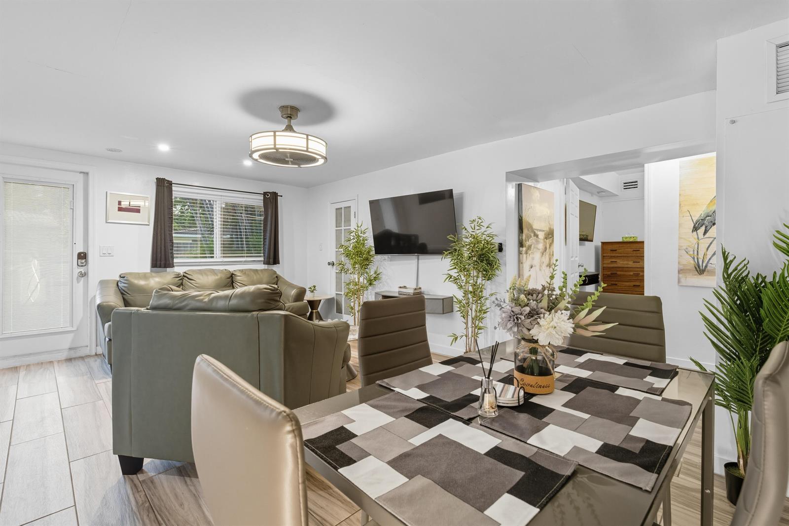 Ver detalles 1-2 / 0 1593 sq. ft. $ 2026-06-05 0 foto