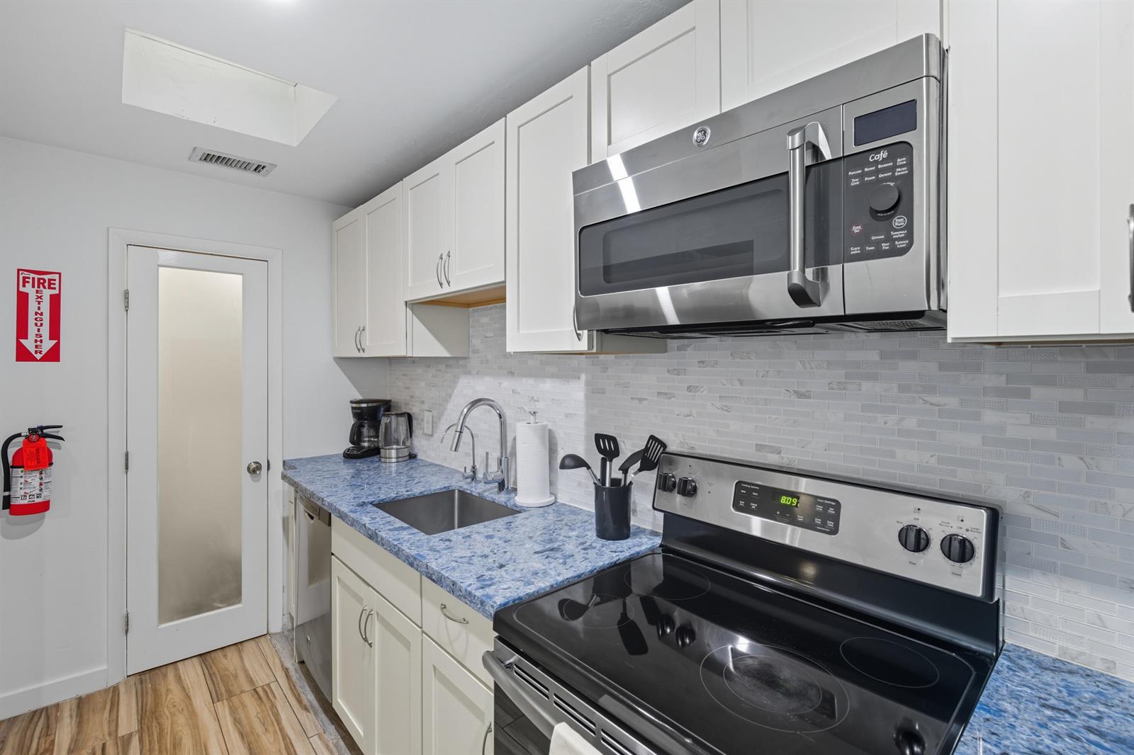 Ver detalles 1-2 / 0 1593 sq. ft. $ 2026-06-05 0 foto