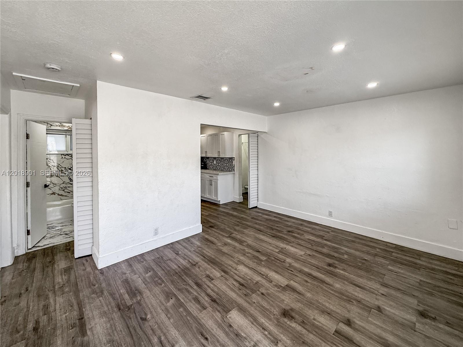 See details / 2976 sq. ft. $ 2026-05-14 0 Photo