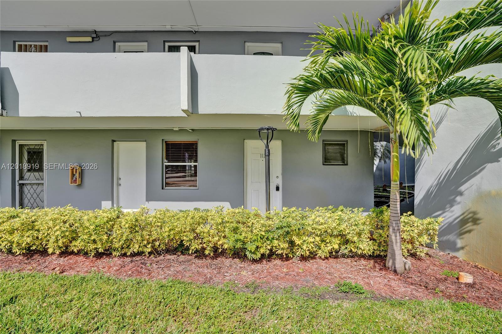 Ver detalles B112 1 / 2 898 sq. ft. $ 2026-05-14 0 foto