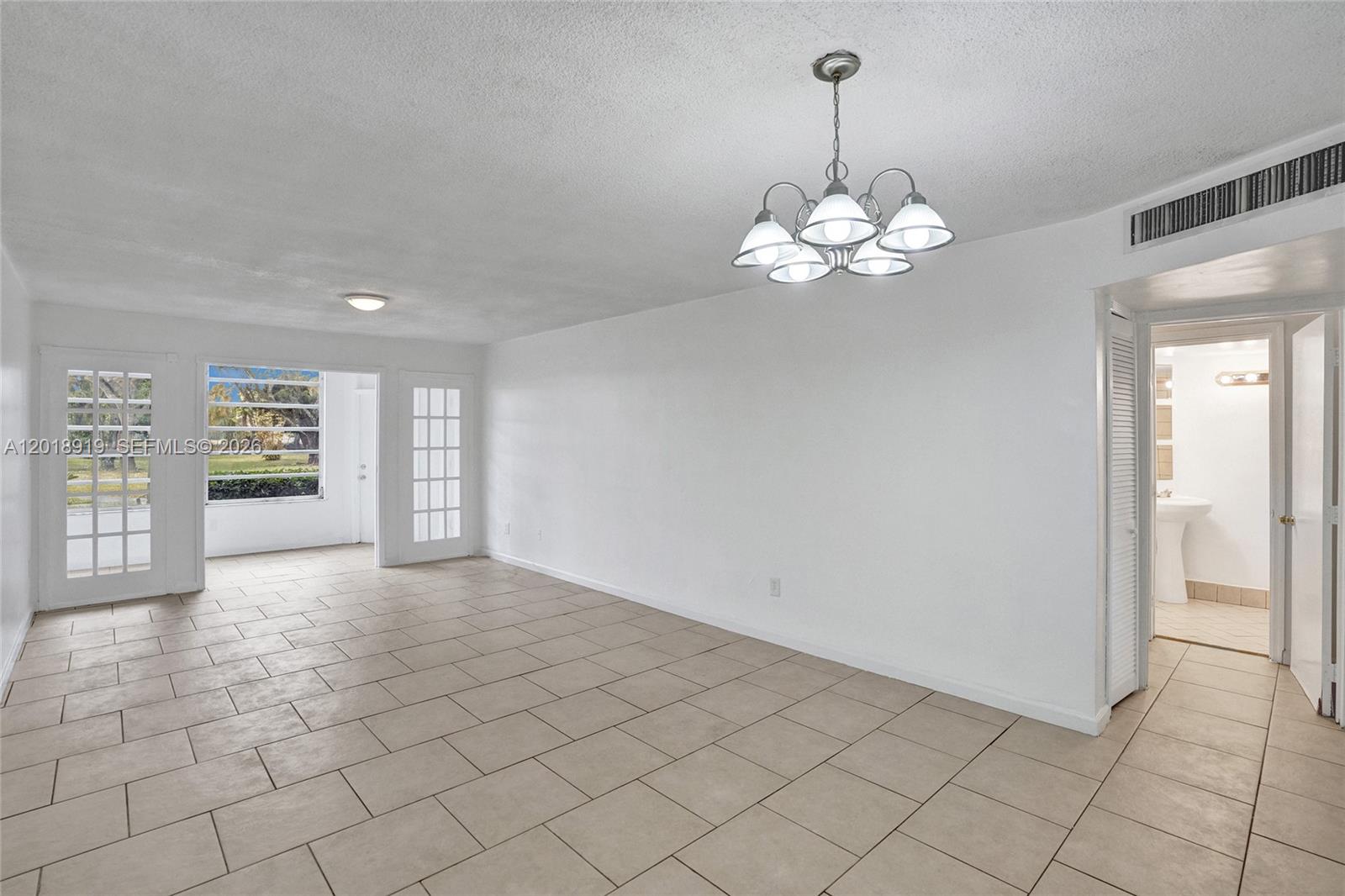 Ver detalles B112 1 / 2 898 sq. ft. $ 2026-05-14 0 foto