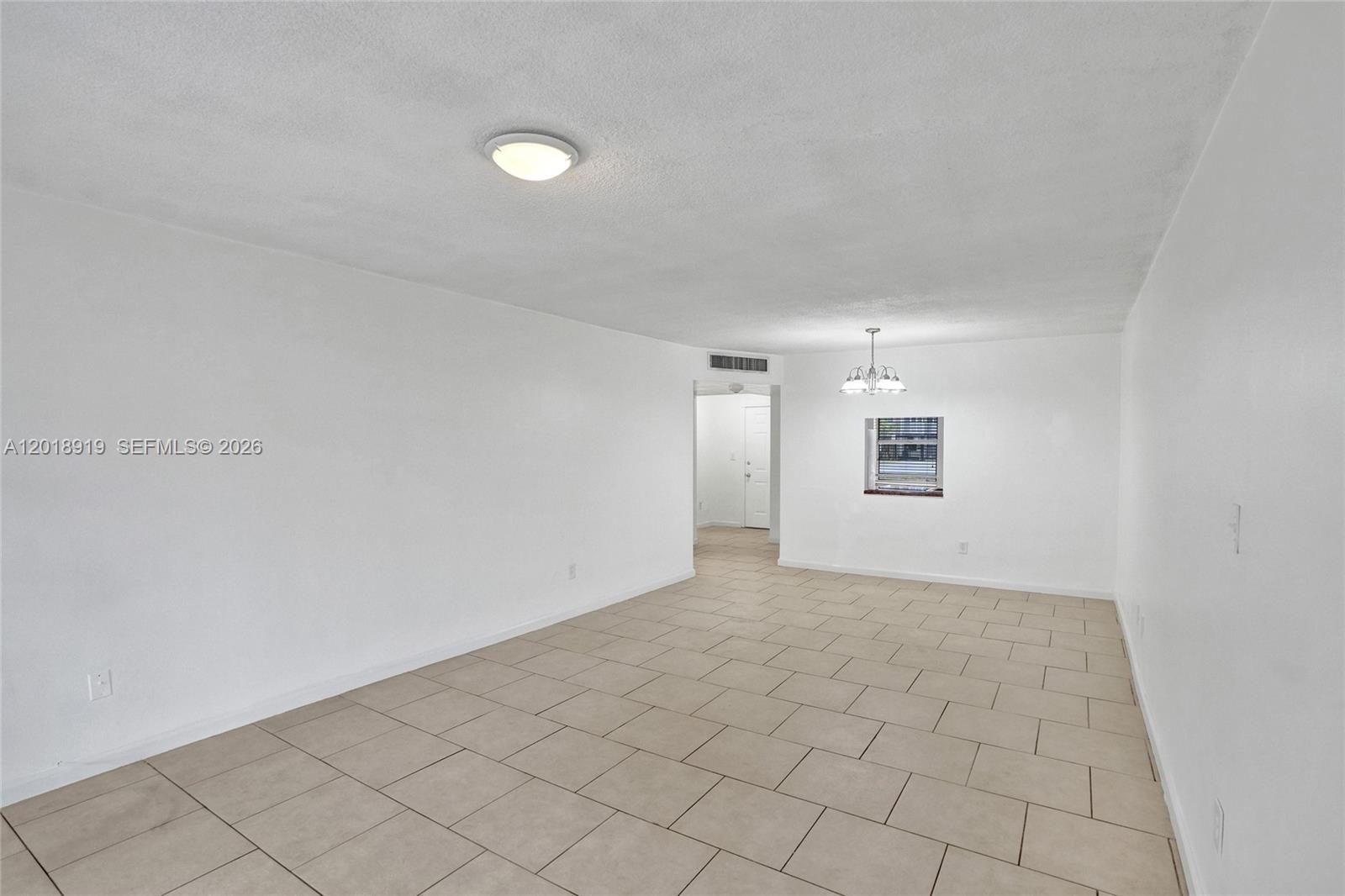 Ver detalles B112 1 / 2 898 sq. ft. $ 2026-05-14 0 foto