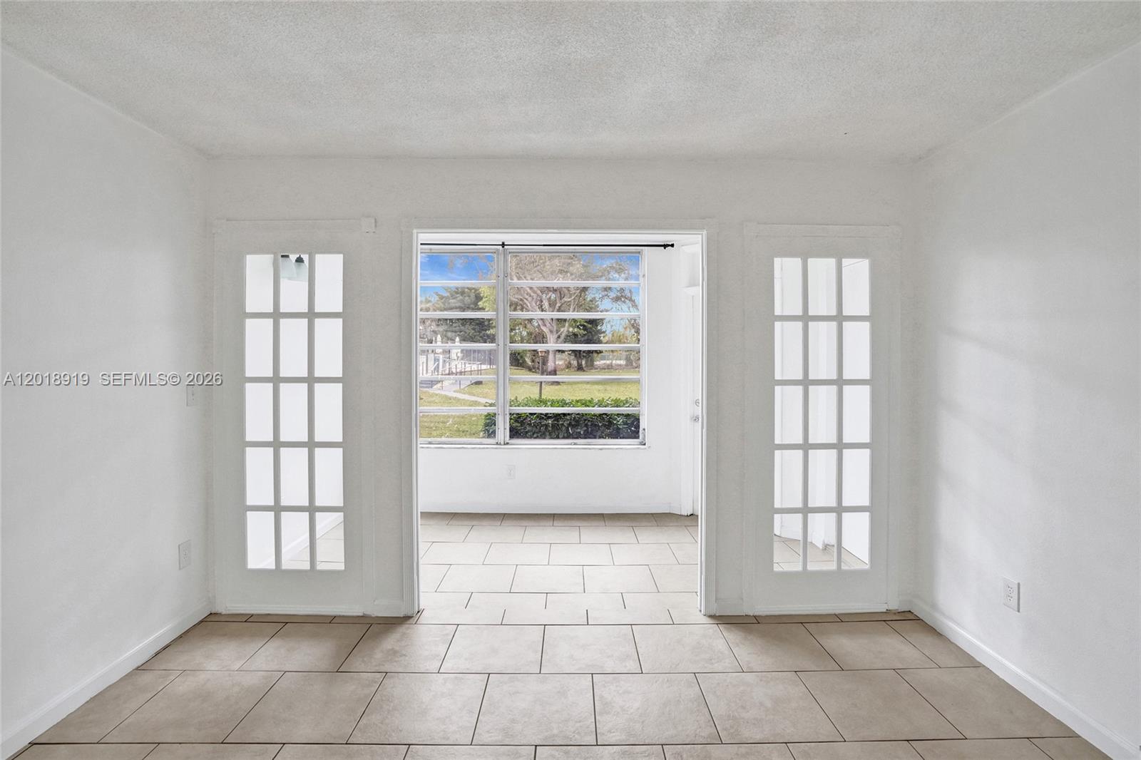 Ver detalles B112 1 / 2 898 sq. ft. $ 2026-05-14 0 foto