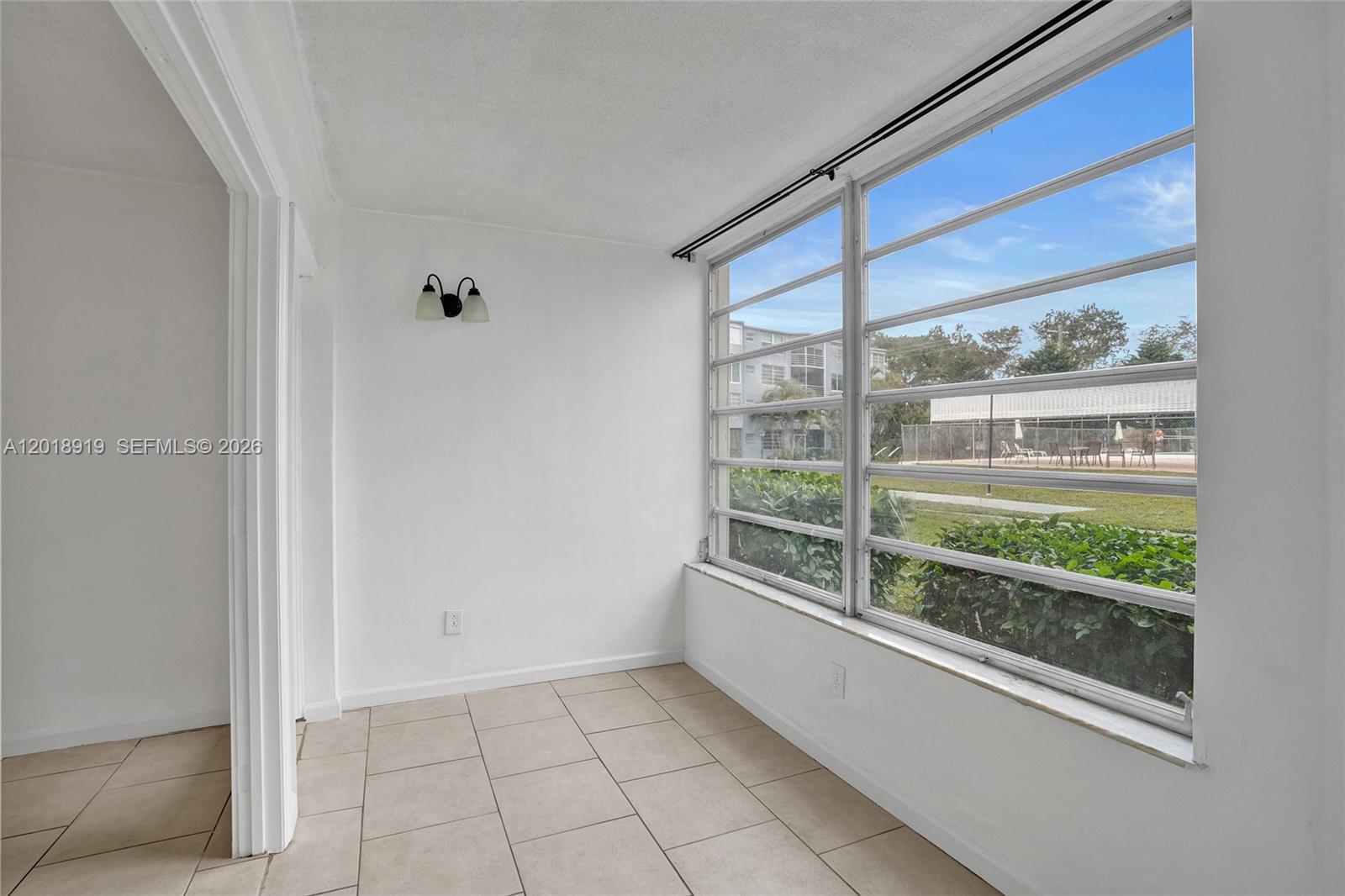 Ver detalles B112 1 / 2 898 sq. ft. $ 2026-05-14 0 foto