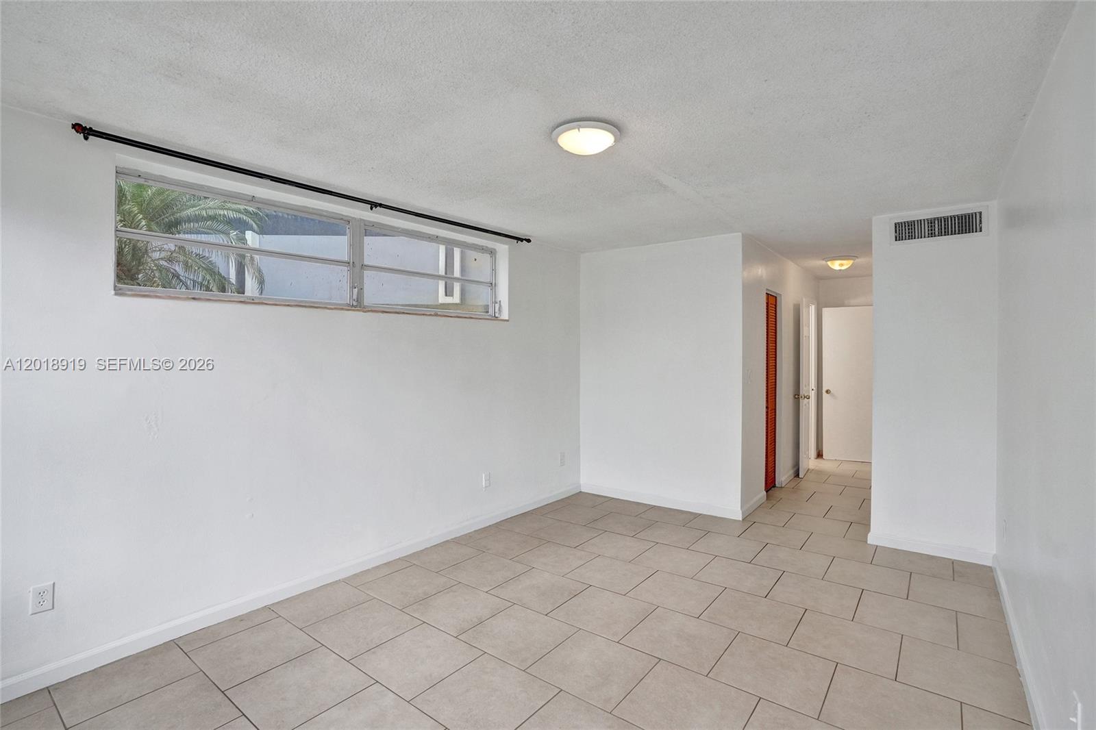 Ver detalles B112 1 / 2 898 sq. ft. $ 2026-05-14 0 foto
