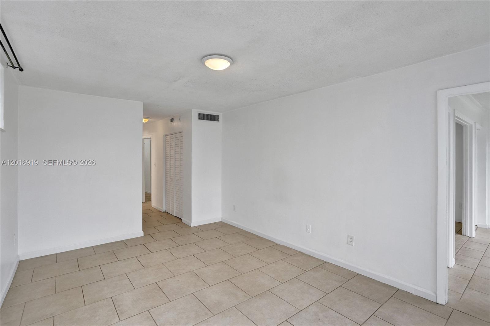 Ver detalles B112 1 / 2 898 sq. ft. $ 2026-05-14 0 foto