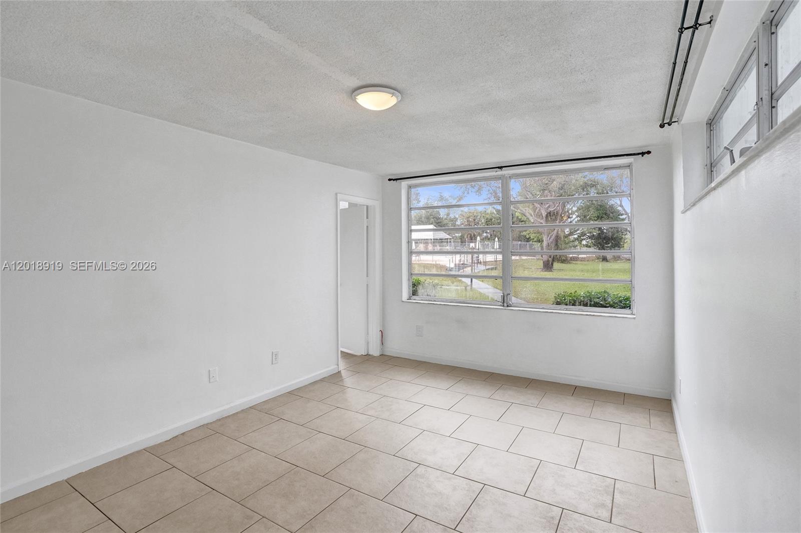 Ver detalles B112 1 / 2 898 sq. ft. $ 2026-05-14 0 foto