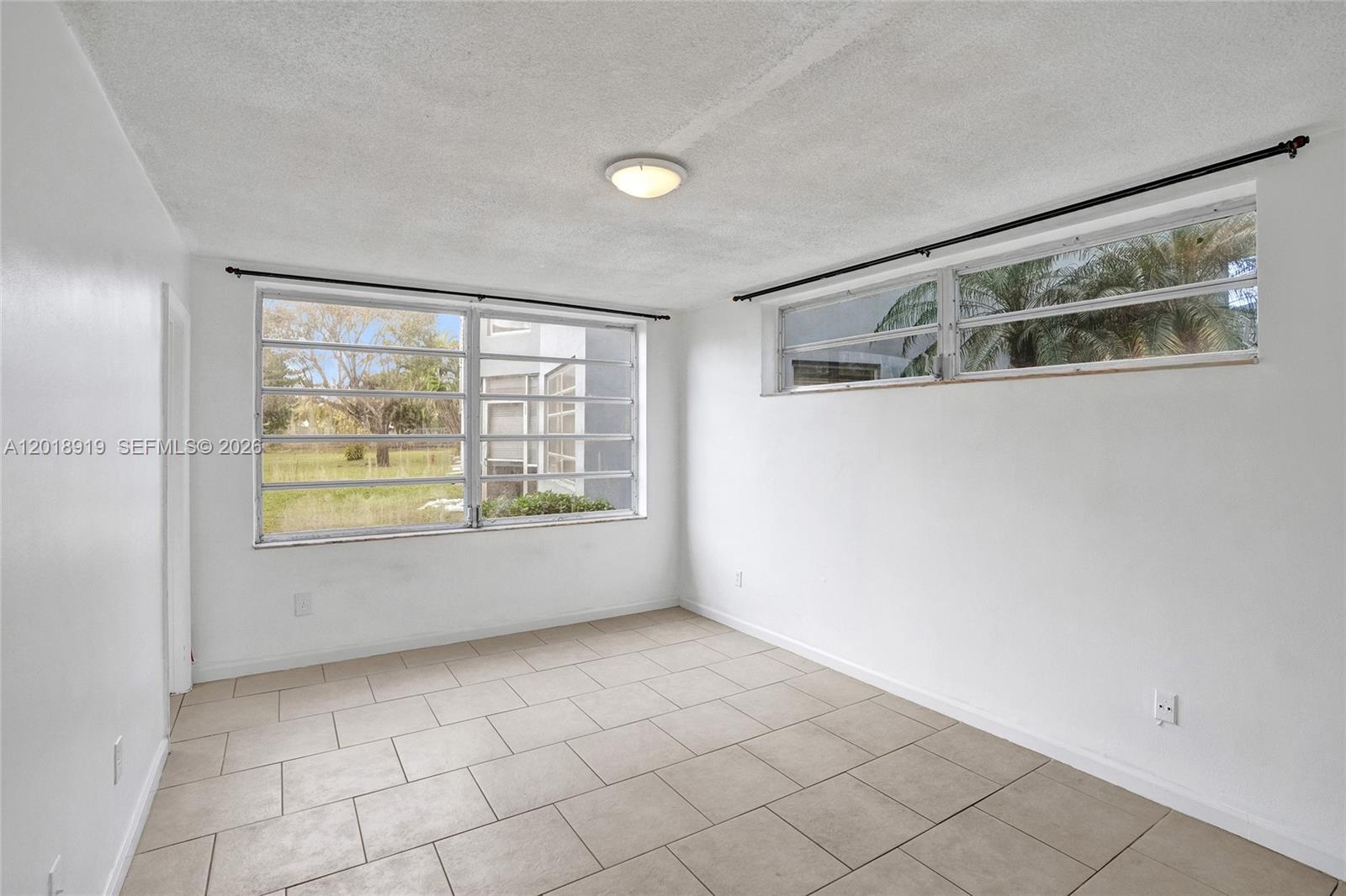 Ver detalles B112 1 / 2 898 sq. ft. $ 2026-05-14 0 foto