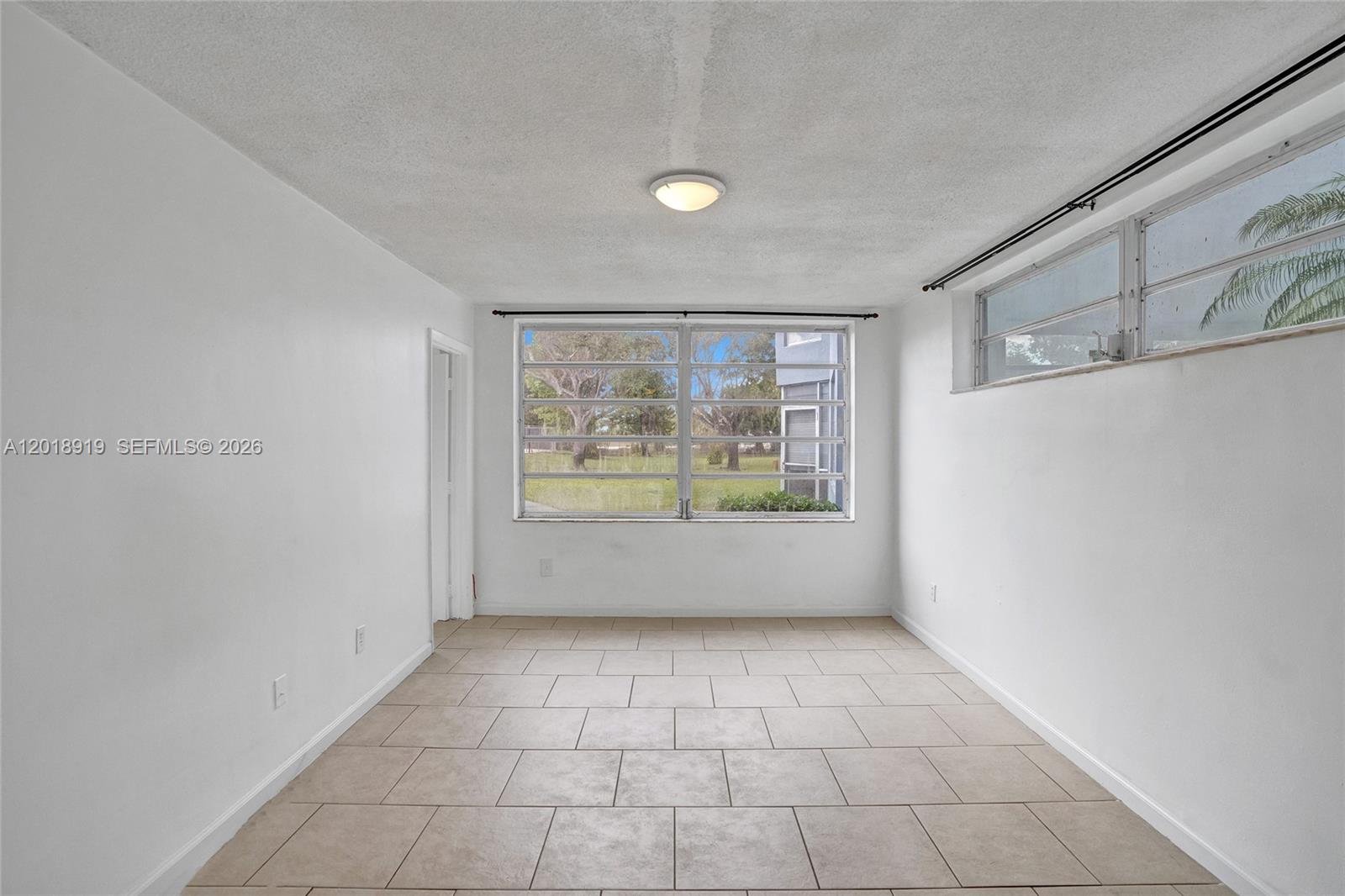 Ver detalles B112 1 / 2 898 sq. ft. $ 2026-05-14 0 foto
