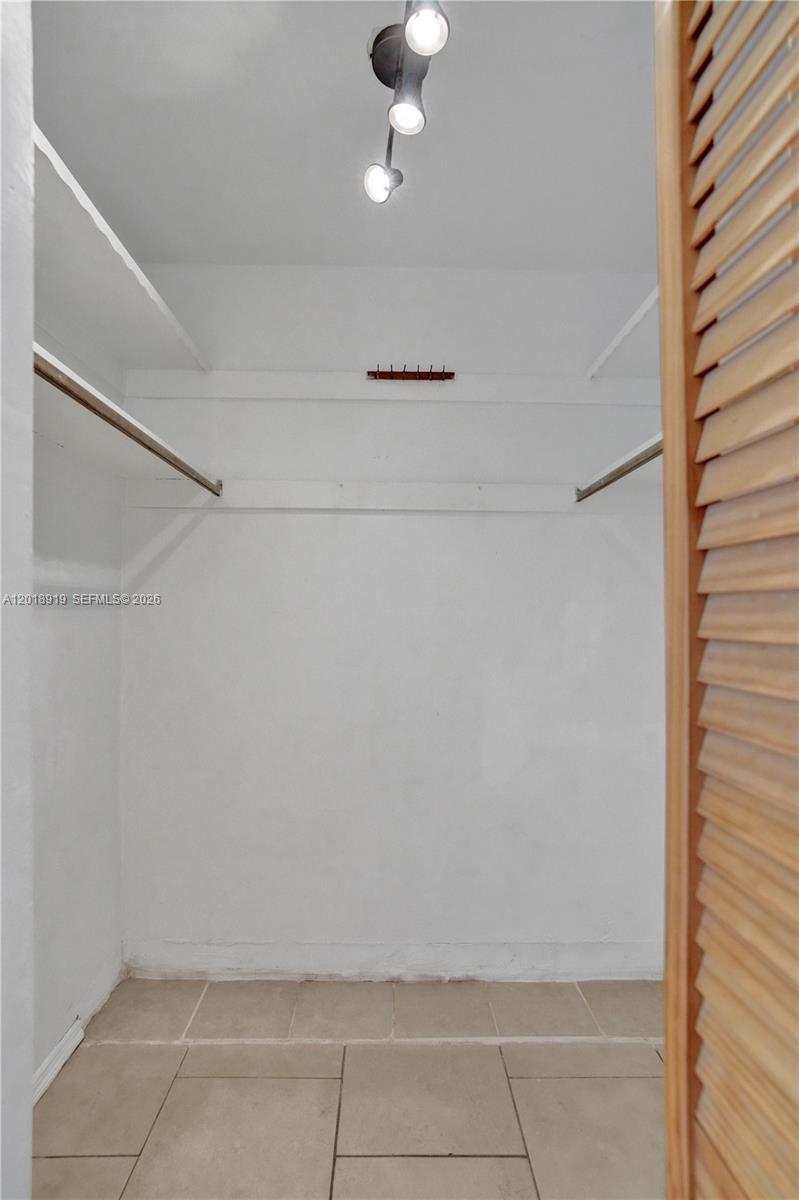 Ver detalles B112 1 / 2 898 sq. ft. $ 2026-05-14 0 foto