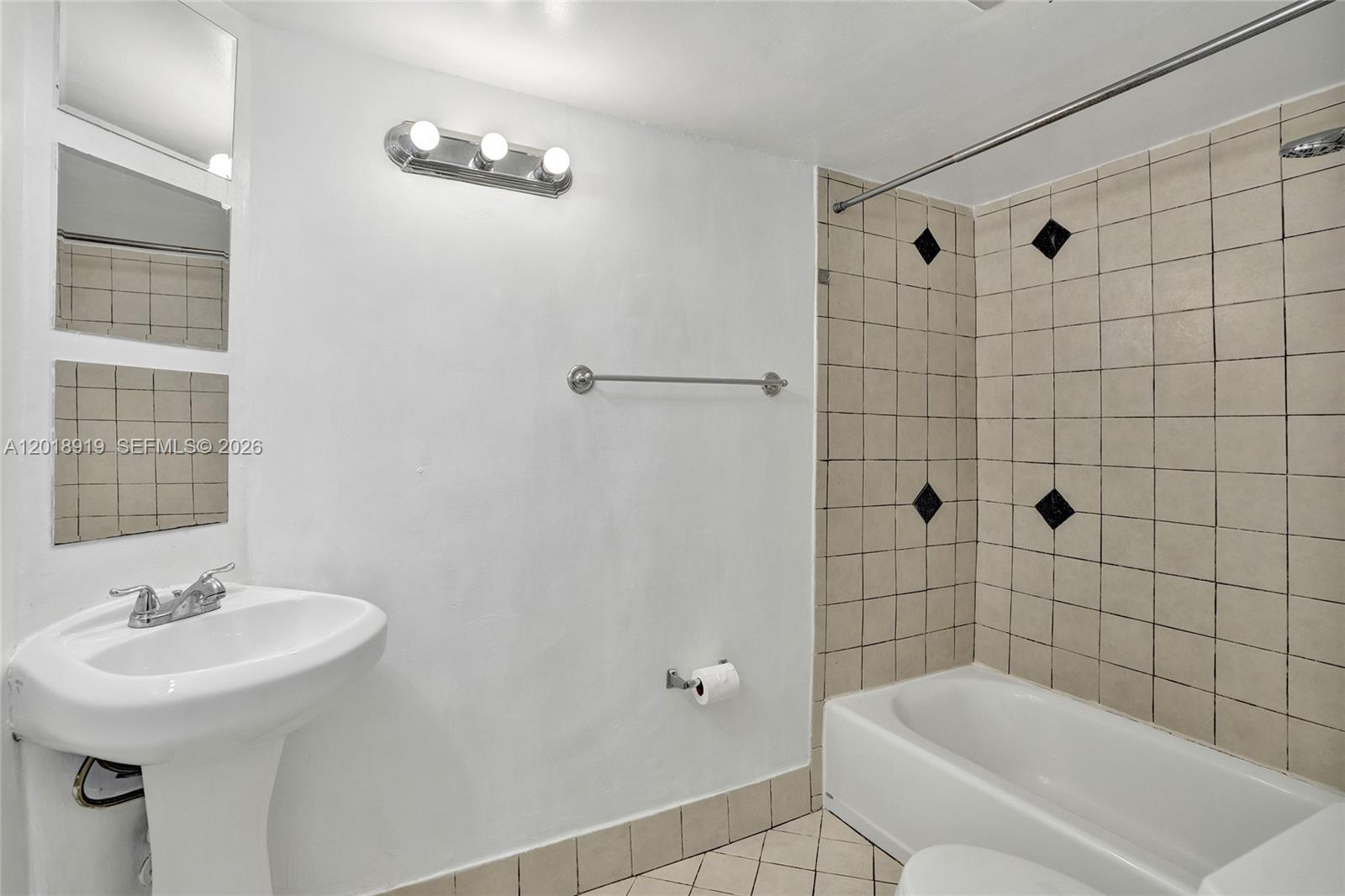 Ver detalles B112 1 / 2 898 sq. ft. $ 2026-05-14 0 foto