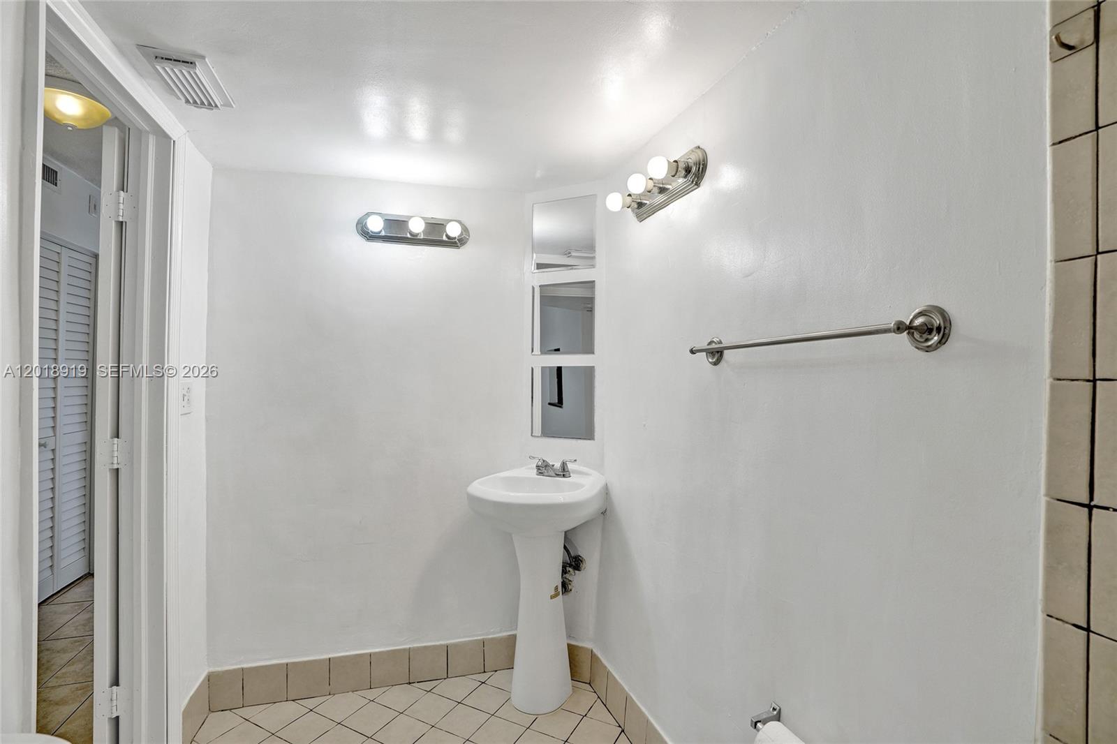 Ver detalles B112 1 / 2 898 sq. ft. $ 2026-05-14 0 foto