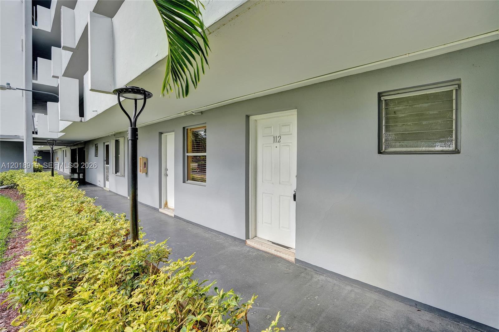 Ver detalles B112 1 / 2 898 sq. ft. $ 2026-05-14 0 foto