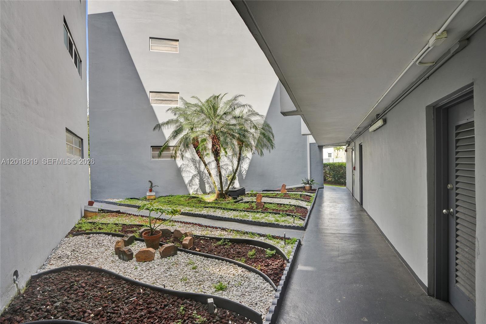 Ver detalles B112 1 / 2 898 sq. ft. $ 2026-05-14 0 foto