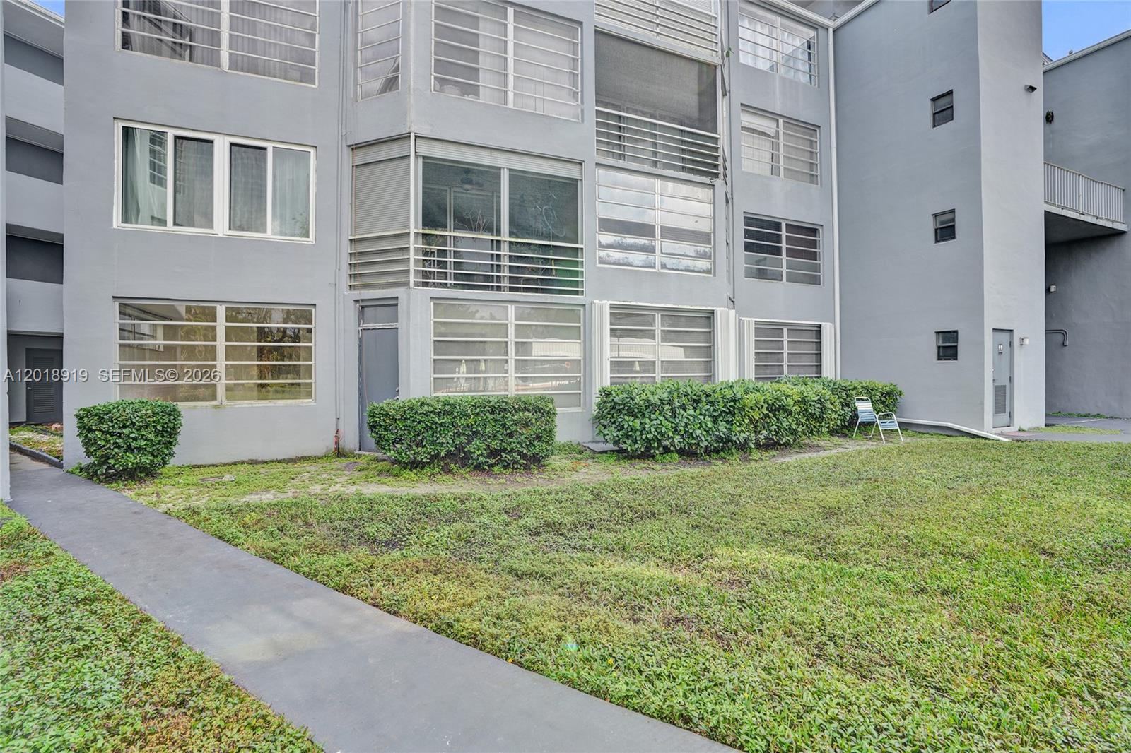 Ver detalles B112 1 / 2 898 sq. ft. $ 2026-05-14 0 foto