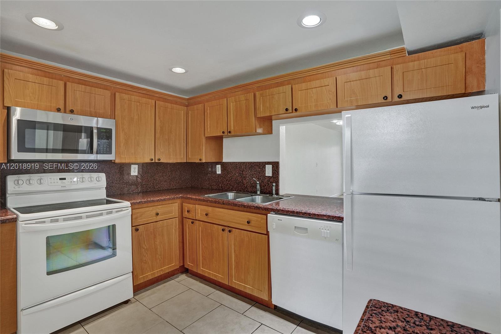 Ver detalles B112 1 / 2 898 sq. ft. $ 2026-05-14 0 foto